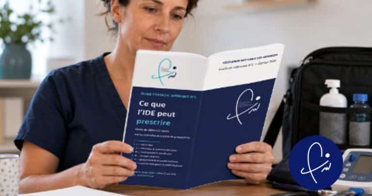 Infirmière consultant le guide FNI sur les nouvelles prescriptions infirmières autorisées par l'arrêté de 2026