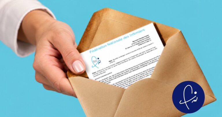 Main tenant une enveloppe kraft ouverte avec lettre de la Fédération Nationale des Infirmiers sur fond bleu